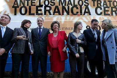 Camps, entre De Miguel y Barberá, junto a otros cargos del PP en el acto de ayer.