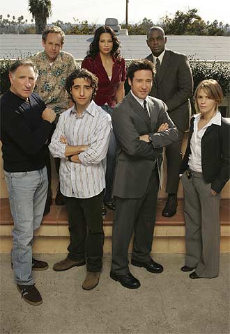 Reparto de  Numb3rs,  con Krumholtz (izquierda) y Morrow en el centro.