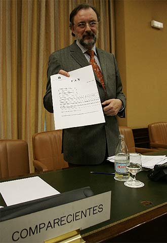 Álvaro Cuesta muestra el fax remitido por Hernando al Congreso.