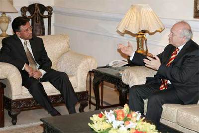 Miguel Ángel Moratinos (derecha) conversa con el presidente de Pakistán, Pervez Musharraf, en Islamabad.