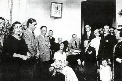 Enriqueta Gallinat, el día de su boda, en 1934, rodeada por líderes políticos catalanes.