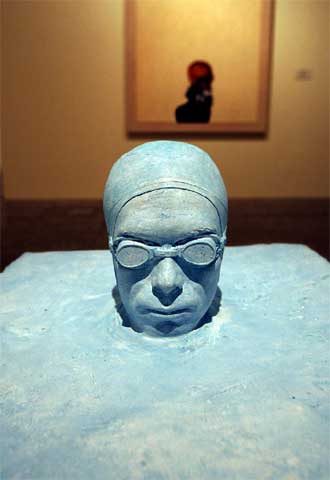  ¡Superficie!,  escayola de Alberto Peral (1993), expuesta en la muestra.