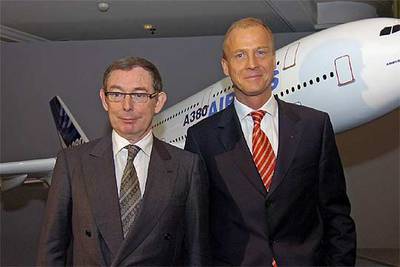 Los presidentes de la Sociedad Europea Espacial y de Defensa, EADS, Noël Forgeard, (izquierda) y Tom Enders.