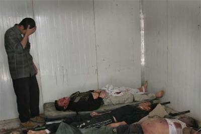 Un iraquí se lamenta tras identificar el cuerpo de un familiar ayer en un hospital de Bagdad.