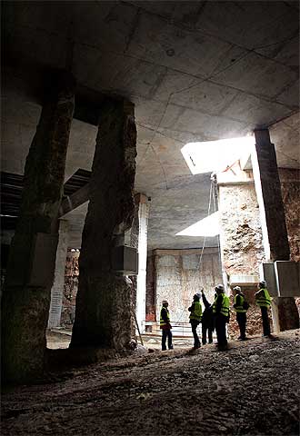 Las obras de la estación de la línea 9 del metro, bajo la plaza de Lesseps.