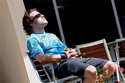 Fernando Alonso toma el sol en un descanso en el circuito de Bahrein.