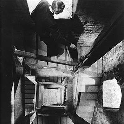 El narrador de 'Amor en vilo' ve a su amada por el hueco de la escalera de su oficina, por la que ella desciende, como Kim Novak (en la imagen) en 'Vértigo'.