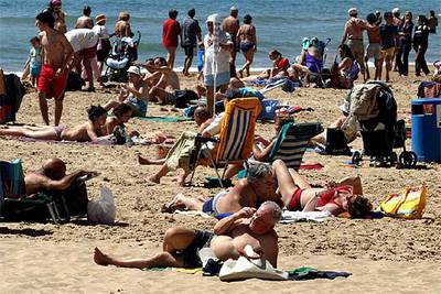 Las temperaturas altas animan las playas del litoral valenciano