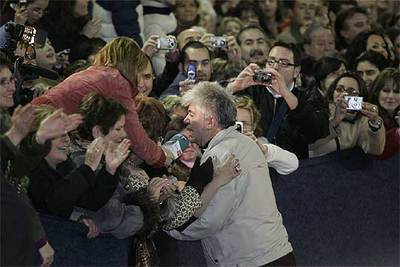 Almodóvar es aclamado a la entrada del auditorio de Puertollano donde se estrenó  Volver. 