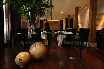 Comedor del restaurante Adoc, abierto el 2 de febrero en Madrid. Abajo, milhojas de jamón cocido ibérico y  foie-gras. 