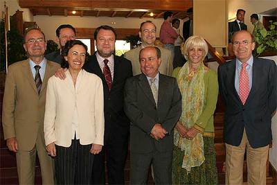 Los alcaldes de las capitales andaluzas, antes de la reunión en Antequera (Málaga) sobre como afrontar los  botellones , en junio del año pasado.