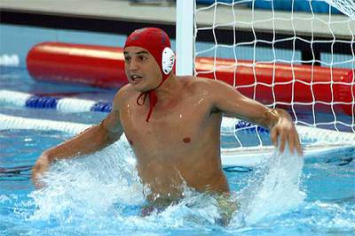 Rollán defiende la portería española durante un partido del Mundial 2003.