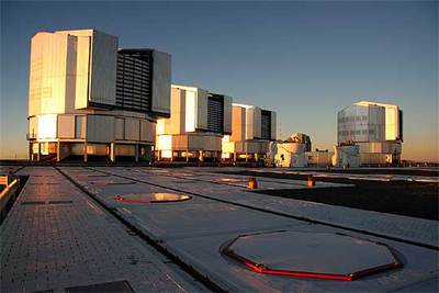 Los edificios de los cuatro telescopios gigantes del conjunto VLT, en la cumbre de Cerro Paranal (desierto chileno de Atacama).