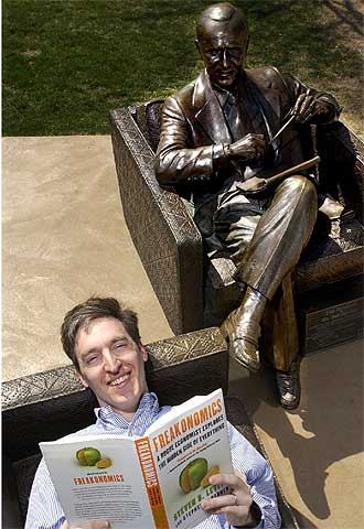 El profesor de Economía Steven Levitt, uno de los autores de 'Freakonomics', en la Universidad de Chicago.