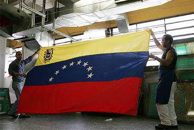 Hoy será izada la nueva bandera venezolana que añade, por iniciativa del presidente Chávez, una estrella -la octava en honor a Bolívar-, y en la que el escudo incorpora un arco, flechas y un machete campesino (ver detalle arriba).