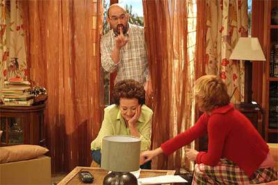 Javier Cámara, con Amparo Baró y Anabel Alonso (derecha), en el ensayo del episodio 200 de  7 vidas. 