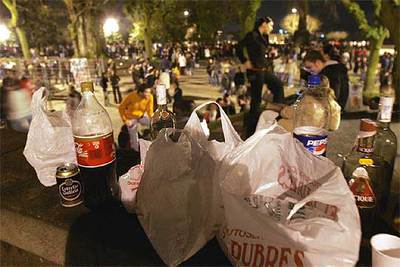 Miles de jóvenes participaron el pasado viernes en el  botellón  de Santiago de Compostela.