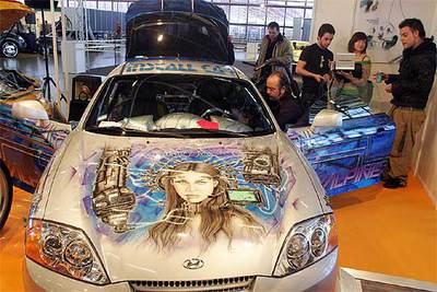 Uno de los coches  tuneados  que se exhiben en la feria que termina hoy en Madrid.
