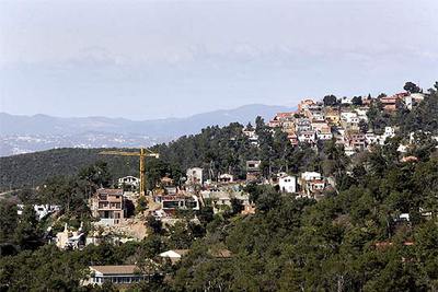 Deforestación por edificación en Les Planes, entre Sant Cugat del Vallès y Barcelona.