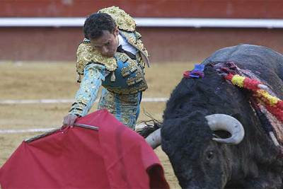 Antonio Ferrera, un espectáculo en banderillas, se peleó con coraje en la muleta.