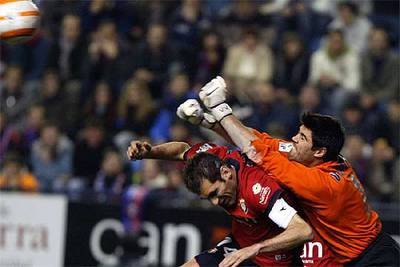 Valdés intenta rechazar el balón ante un jugador de Osasuna.