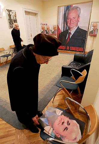 Una seguidora de Milosevic coge una foto suya, ayer en Belgrado.