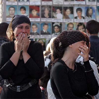 Familiares de las víctimas de la matanza de la escuela de Beslán (Rusia).