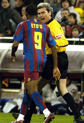 El árbitro intenta que Eto'o no abandone la Romareda.