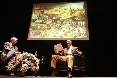 Arturo Pérez-Reverte (a la derecha) y José Manuel Sánchez Ron, delante de una imagen de  El triunfo de la muerte  (1562), de Brueghel, ayer en la presentación de la novela  El pintor de batallas. 