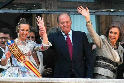 SUS MAJESTADES SALTAN EN LA 'MASCLETÀ' ANTE LA INSISTENCIA DEL PÚBLICO