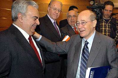 José María Cuevas saluda a un empresario a su llegada a la junta directiva de la CEOE.