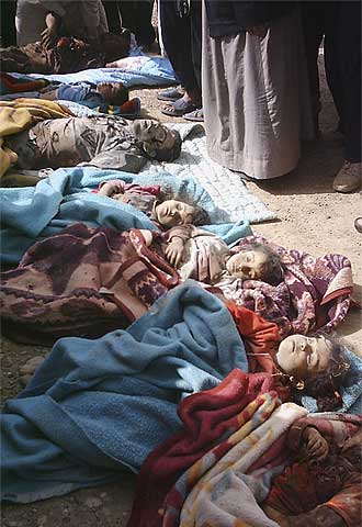 Cadáveres de los niños muertos ayer en Ishaqi, al norte de Bagdad.