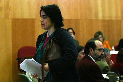Carmen Lobo, ayer, abandona el pleno de Camas.
