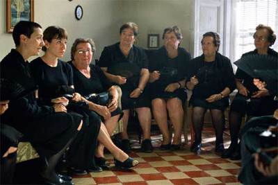 Imagen de la película  Volver , con Blanca Portillo y Lola Dueñas, a la izquierda.