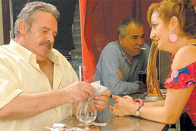 Ángel de Andrés y Rosario Pardo, en un fotograma de  Tapas,  de José Corbacho y Juan Cruz.