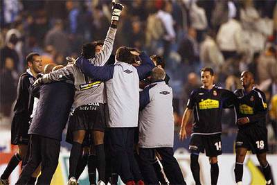 Los jugadores del Espanyol se abrazan tras eliminar al Deportivo.