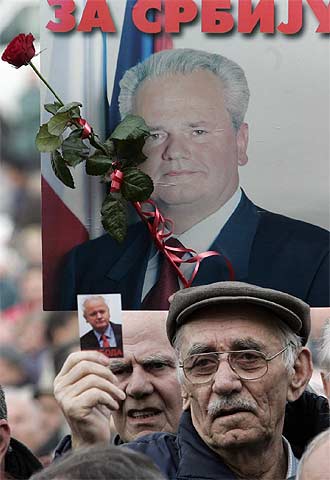 Seguidores de Milosevic hacen cola para visitar la capilla ardiente.