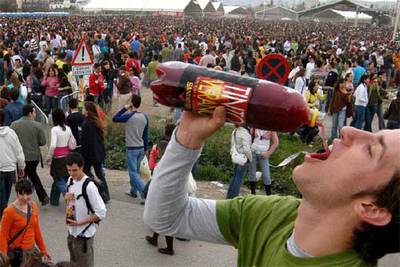 Jóvenes participantes en el  botellón  de Granada.