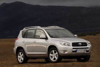 La línea del nuevo Rav4 es más convencional que la de los modelos anteriores y ya no se ofrece en carrocería de tres puertas, la más deportiva. Destaca la aerodinámica (CX: 0,31), récord entre los todoterrenos.