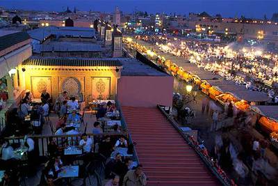 La plaza de Yemaa el Fna se ilumina al anochecer con sus terrazas y decenas de puestos callejeros donde se puede cenar a bajo precio.