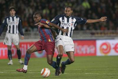 Eto'o trata de escaparse de Viafra.