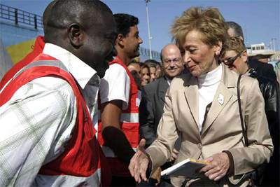 De la Vega saluda, en el puerto de los Cristianos, a un integrante de los equipos de ayuda a los  sin papeles. 
