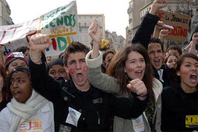 La presión de los jóvenes pone contra las cuerdas al Gobierno francés