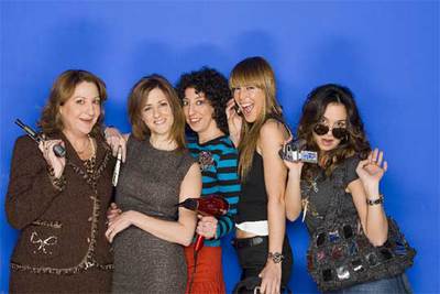 Las cinco actrices principales de la serie de TVE  Con dos tacones .