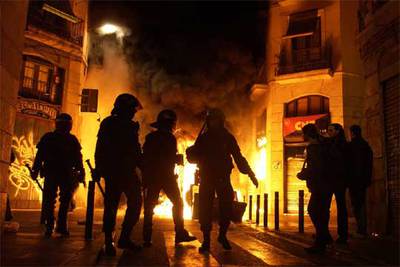 Varios policías antidisturbios, en la noche del viernes al sábado en Barcelona.