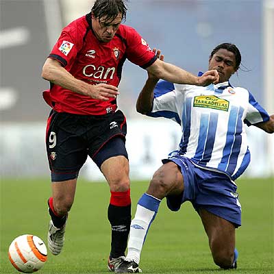 Milosevic se lleva el balón ante Fredson.