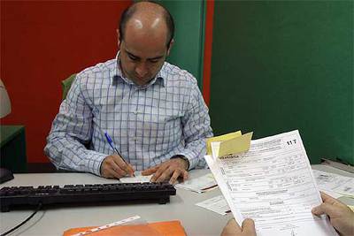 Un funcionario de la Hacienda de Vizcaya atiende a un contribuyente durante la pasada campaña del IRPF.