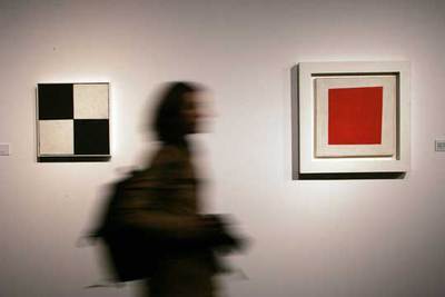 Un visitante, entre  Cuatro cuadrados  y  Cuadrado rojo  (ambos de 1915), de Malévich.