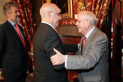 Camilo Valdecantos recibe el premio Luis Carandell