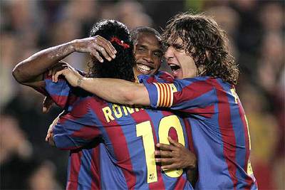 Ronaldinho, Puyol y Eto'o celebran el segundo gol del Barça.